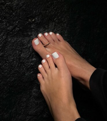 Biały pedicure hybrydowy